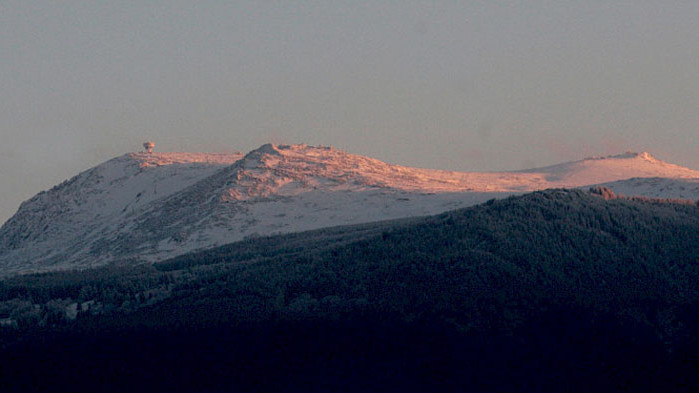 Днес облачността над страната ще се задържи, но привечер валежите